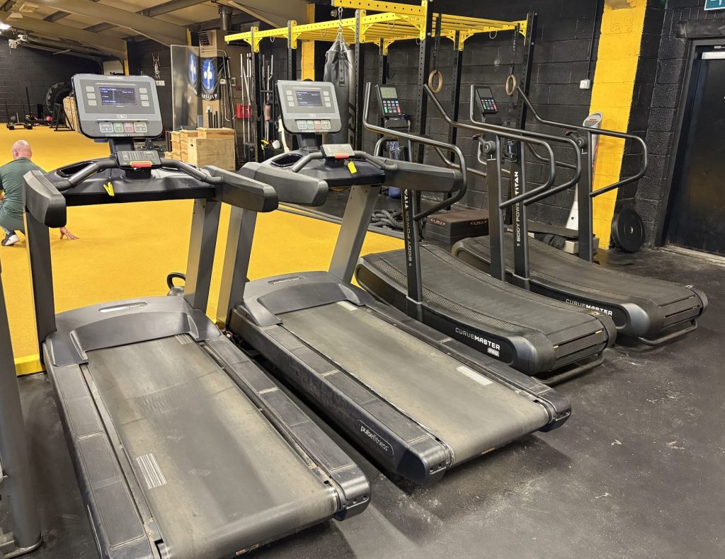 curved treadmill vs traditional flat treadmill